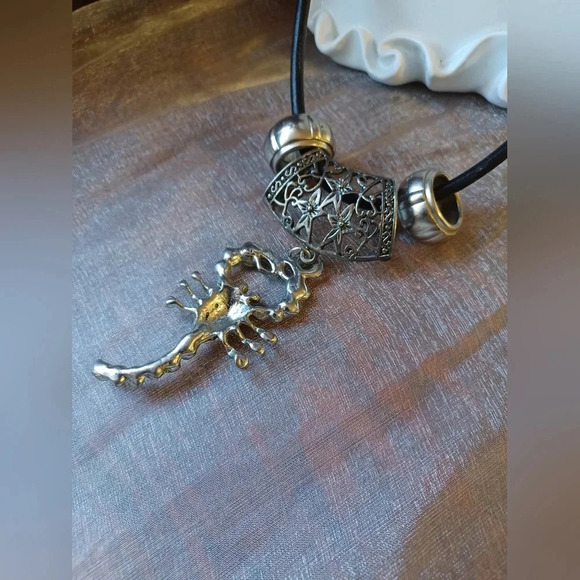 A Handmade Clear White Crystal Scorpion Pendant Choker Bib Necklace - Picture 3 of 6